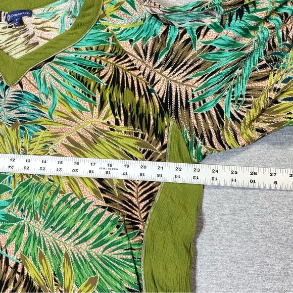 Democracy Women L Boho Top Green Tropical Cold Shoulder Tassel Hem V-Neck Blouse - Picture 16 of 16